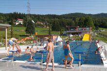 Kind (3) trieb im Freibad mit dem Gesicht nach unten im Wasse