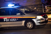 Auf der A10: Lenker konnte rechtzeitig aus brennendem Auto flüchten