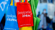 Demokratieforschung: Studie: Zustimmung zu Demokratie – Skepsis bei Umsetzung