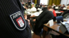 Anschläge auf jüdische Repräsentanten: Prozess gegen mutmaßliche Agenten gestartet