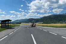 Kurz nach Start : Flugzeug musste in Kärnten auf Landesstraße notlanden 