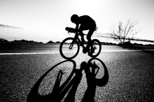 St. Margarethen/Knittelfeld: Radfahrer (46) überholt bei Talfahrt einen Pkw und kommt schwer zu Sturz