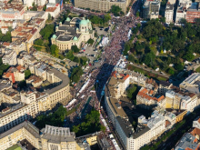 MOĆNI KADROVI! POGLEDAJTE DRON SNIMKE VELIČANSTVENOG SKUPA Od ovih prizora će zaigrati srce svakom građaninu! Ovako izgleda UJEDINJENA SRBIJA