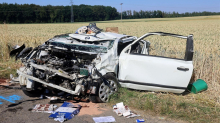 Tödlicher Unfall: Auto gerät von B30 und überschlägt sich – Fahrer stirbt