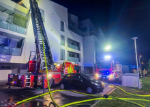 Zaradi požara v stanovanjskem bloku v Škofji Loki evakuirali več kot 30 ljudi