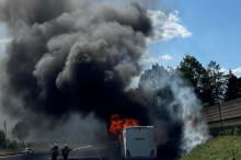 Auf der A9: Wohnmobil fing Feuer: Deutscher Urlauber brachte Frau und Hunde in Sicherheit