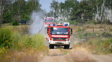Waldbrand: Feuerwehr hält Waldbrand in Gohrischheide vorerst in Schach
