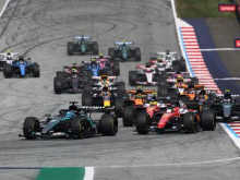 Kakšno dirkanje v uvodnih krogih, prehitevanja si kar sledijo #vŽivo
