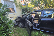 Auto krachte in Hausmauer: Mädchen in Haus hatte Glück