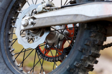 In Kärnten: Motocross-Fahrer wurde bei Unfall über ein Auto geschleudert