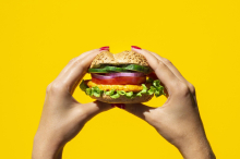 EU hat entschieden: Veggie-Burger bleibt, aber veganes Huhn wird verboten 