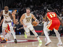DeAndre Ayton želi ostati z Dončićem