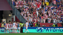 NEVIĐENI SKANDAL UŽIVO U PRENOSU!  Ceo svet u šoku zbog onoga što se pojavilo na utakmici Hrvatske, FIFA pokreće hitnu istragu