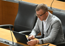 Poslanec Mijič kljub dolgu do države in do nekdanjih zaposlenih išče 25 novih delavcev