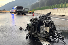 Auto wurde bei heftigem Unfall auf A9 in mehrere Teile zerlegt
