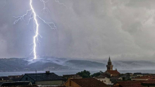 Snimili udar munje nakon koje je izbio ogroman požar na Čiovu