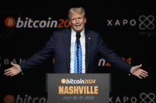 Trump v prvem letu predsednikovanja s kriptovalutami zaslužil več kot milijardo dolarjev