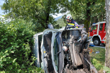 Auf der B 320: Kleinbus überschlug sich, Lenkerin wurde schwer verletzt