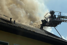 15 Feuerwehren bei Dachstuhlbrand im Einsatz: „Enorme Belastung durch Hitze“