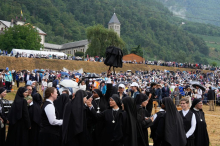Prvi resni izziv papeža Leona XIV.: spor z uporniško skupino ultrakonservativnih katoličanov
