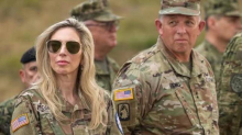 FOTO Pogledajte američku veleposlanicu u Slunju, dijelila obroke vojnicima na vježbi