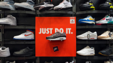 Četrtletni prihodki Nikeja nekoliko manjši kot lani