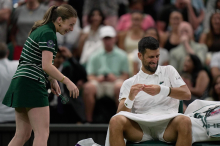 Wimbledon: Novak Djokovic erlaubt sich mit dem Ballmädchen einen Spaß