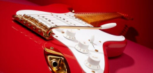 Fender und der Kampf um die Stratocaster: Männer, die auf Gitarrenkörper starren