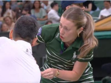 Nepričakovan prizor v Wimbledonu: pobiralka žogic se je ustrašila Đokovićeve šale #video