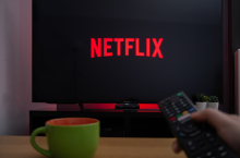 Skandal na Netflixu: Oživeli glas mrtvog glumca uz pomoć AI, fanovi besni FOTO