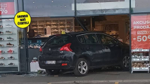 FOTO Krš i lom u Sisku! Autom je uletio ravno u izlog trgovine