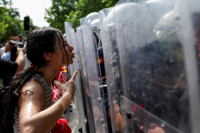 V Tirani spopadi med policijo in protestniki na shodu proti projektu družine Trump
