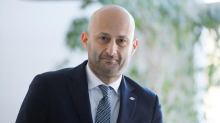 Lite sulle poltrone di Fs. FdI prenota Trenitalia. Salvini blinda Strisciuglio