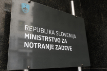 V vladnih gradivih zakonski predlog za ukinitev uradniškega sveta
