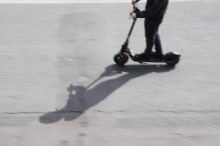 Fußgänger in Gefahr: Mit E-Scooter am Radweg in Polizeiauto gerast