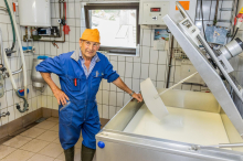 „Will sie nicht wegschütten“: Kärntner Bauer muss täglich 300 Liter Milch verschenken