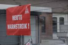 Tausende protestieren gegen Sparpläne bei Mercedes-Benz in Deutschland