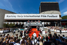 V Karlovih Varih že 60. edicija filmskega festivala. Kdo se poteguje za kristalni globus?