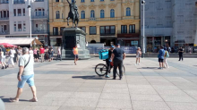 SRAMOTA U Zagrebu dostavljač vrijeđao prosvjednike molitelja. Dizao desnicu i vikao 'Hitler'