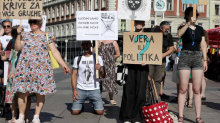 FOTOGALERIJA! Natpisima protiv klečavaca na Trgu: Klečim samo ispred svoje voljene pi**e...