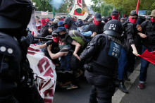 Med kongresom Alternative za Nemčijo množični protesti. Na čelu stranke ostajajo isti obrazi.
