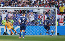 Mbappe z bele pike rešil Francoze nepredvidljive končnice