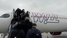 Wizz Air posticipa di un giorno il volo Lampedusa-Roma. Ma non trova camere per i passeggeri