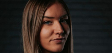 Influencerin im Fußball: Rosa Jacob ist Fan vom 1. FC Köln und wurde deshalb angegriffen