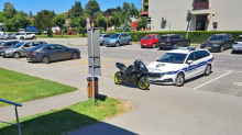 Bez vozačke pobjegao policiji na motoru bez registracije. Sutra ga parkirao pred stanicu policije