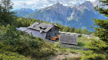 Alpenhütte aus der Kindheit: Der Junge in Lederhosen kehrt zurück