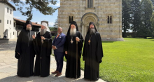 PATRIJARH PORFIRIJE I PASTOR BERNS U VISOKIM DEČANIMA: Poklonili se moštima Svetog kralja Stefana Dečanskog (VIDEO)