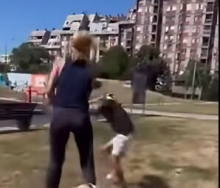 UZNEMIRUJUĆI SNIMAK IZ ŠAPCA, GORE MREŽE Žena napala dete u parku, udarala i psovala: Hoćeš da te ubijem?! Šapčani zgroženi, o svemu obaveštena i policija VIDEO