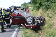 Dienersdorf: Autofahrer befreiten Insassen aus überschlagenem Pkw