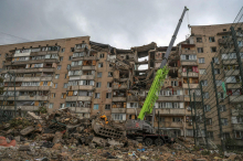 V silovitih ruskih napadih na Kijev in njegovo okolico ubitih 22 ljudi